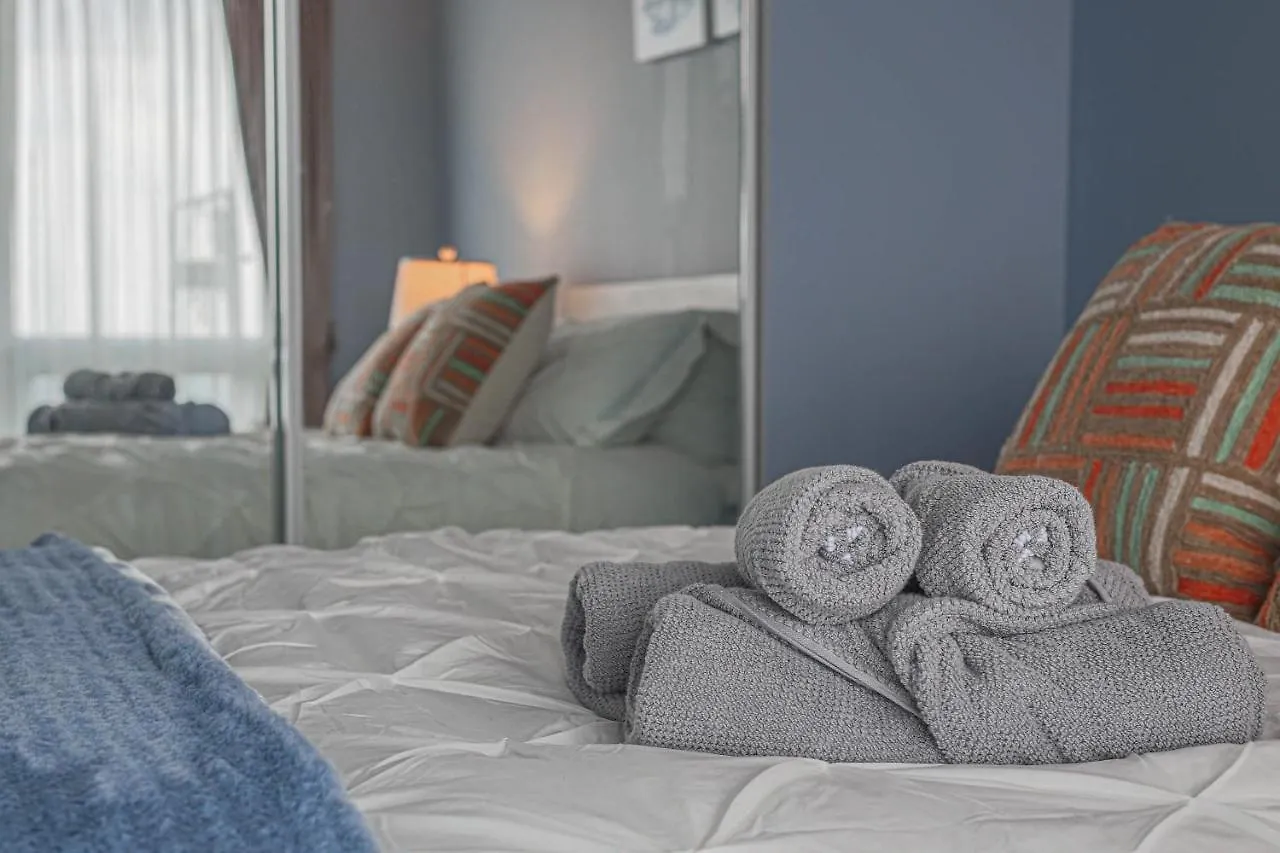 Luxury View In Toronto Downtown 3 Bedroom 2.5 Bathroom 1 Parking 0*,